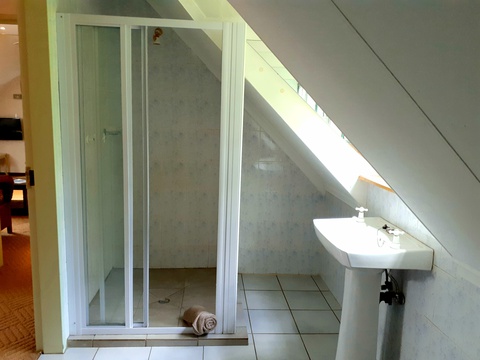 1 bedroom upstairs en-suite bathroom with shower