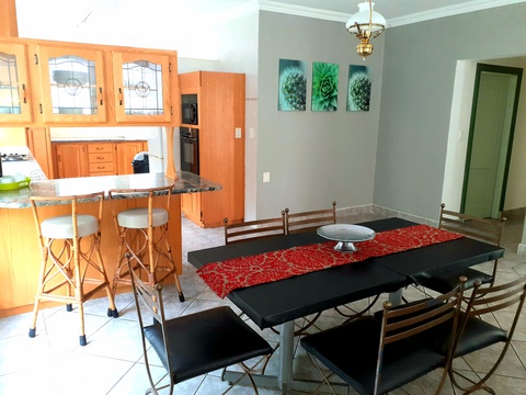 3 bedroom apartment // Dining area